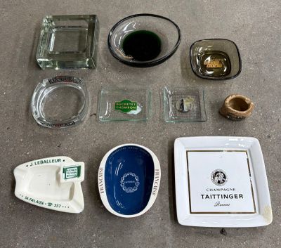 divers objets posés par terre les uns à côté des autres