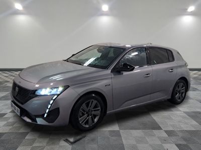 La nouvelle Peugeot est garée sur un sol en carrelage à damier.