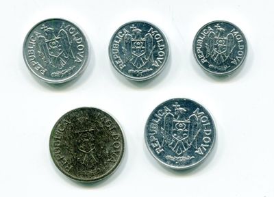 six pièces britanniques différentes sont représentées sur un fond blanc
