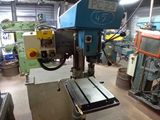 une machine qui se trouve à l'intérieur d'un bâtiment