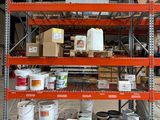 de nombreux pots de peinture sur les étagères de l'entrepôt
