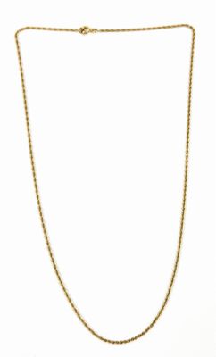 un collier à chaîne en or avec un fermoir sur fond blanc