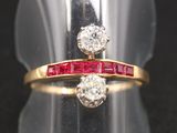 un gros plan d'une bague sertie de deux diamants