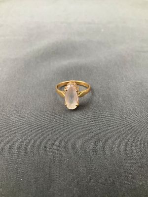 une bague plaquée or avec une pierre rose au centre