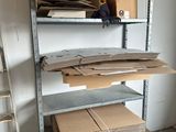 beaucoup de boîtes et de cartons sur les étagères de la pièce
