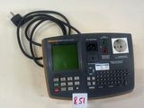un petit appareil électronique posé sur une table