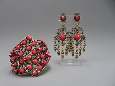 Bracelet et paire de pendant d'oreilles fantaisie en écrin.