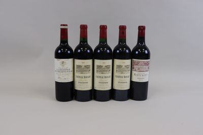 quatre bouteilles de vin sont alignées sur une surface blanche