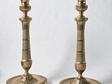 paire de chandeliers anciens en laiton sur fond blanc
