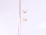 une paire de boucles d'oreilles en perles et un collier en or sur fond blanc