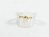 Gros plan sur une bague en or ornée d'un diamant