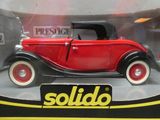 une maquette de voiture rouge et noire dans une boîte