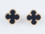 une paire de boucles d'oreilles en forme de trèfle, en or et émail noir