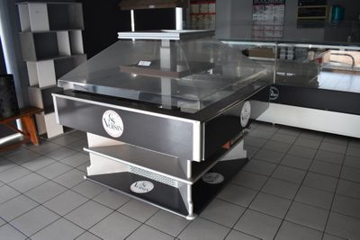 un comptoir avec une vitrine en verre au milieu
