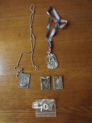 une médaille d'argent et une médaille d'argent posées sur une table en bois