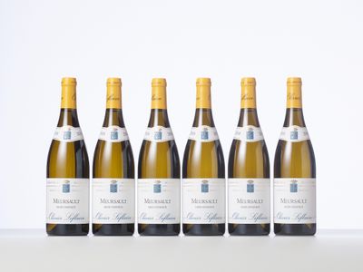 six bouteilles de vin blanc alignées