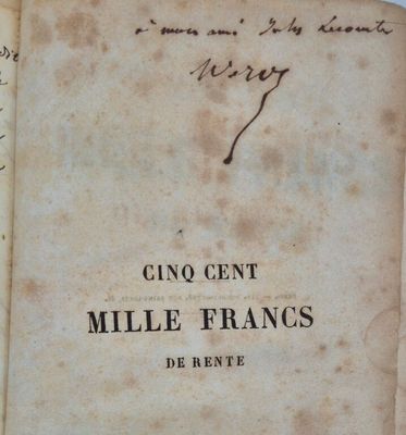 un vieux livre écrit posé sur une table