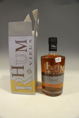 la bouteille de rhum se trouve à côté d'une boîte de rhum