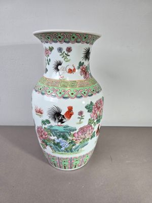 CHINE. Vase balustre en porcelaine polychrome à décor de coq…