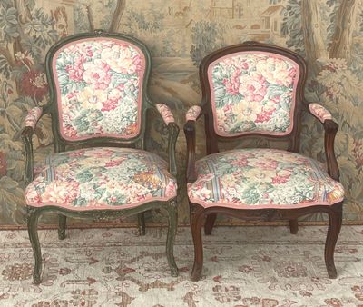 Deux fauteuils cabriolets de style Louis XV, l'un en bois na…
