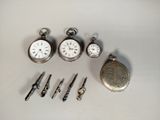 de nombreux types de montres de poche sur la table