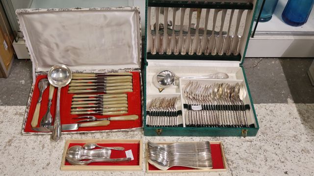 Lot de ménagères en métal argenté, manches cornes et en coffret. ...