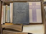 des boîtes de livres sont empilées dans une pièce