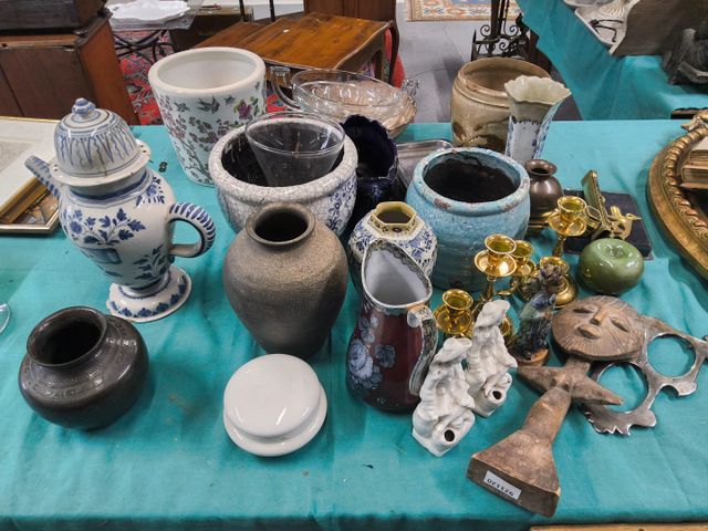 Lot comprenant, divers objets dont chandeliers en laiton, cendrie...