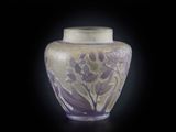 un vase violet orné d'un motif floral