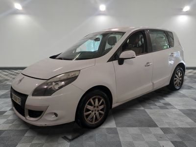 la petite voiture blanche est garée sur un carrelage à carreaux