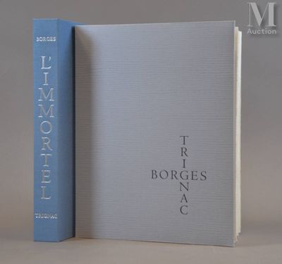 deux livres posés l'un à côté de l'autre sur une table