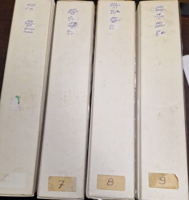 4 gros albums contenant les documents officiels de France de…
