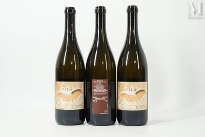 trois bouteilles de vin posées les unes à côté des autres sur une surface blanche