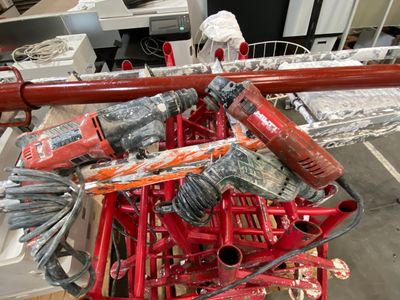 un tas d'outils posé sur un chariot rouge