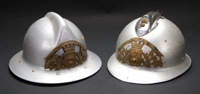 une paire de casques blancs ornés d'emblèmes dorés sur fond noir
