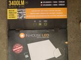 deux boîtes de LED blanches posées par terre l'une à côté de l'autre