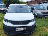 une camionnette blanche garée dans l'herbe