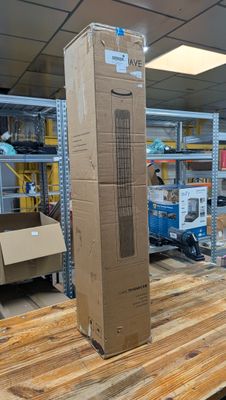 une boîte en carton posée sur une table en bois
