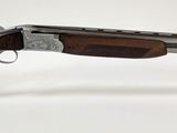 une image représentant un fusil de chasse avec un canon en bois et un support en acrylique transparent