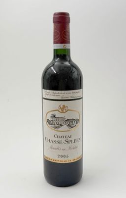 une bouteille de vin posée sur une table
