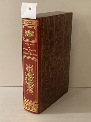 un livre posé sur une table