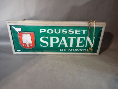 un gros plan d'une pancarte posée sur une table, sur fond blanc