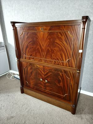 une commode en bois avec des tiroirs, placée dans un coin de la pièce