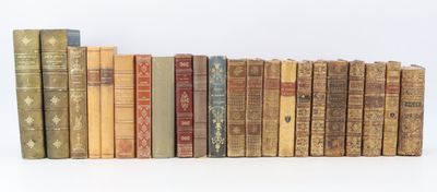 plusieurs vieux livres sont alignés sur une surface blanche