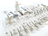 plusieurs fourchettes et cuillères disposées sur une table