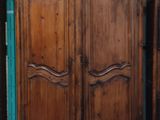 une grande armoire en bois avec deux tiroirs et un compartiment