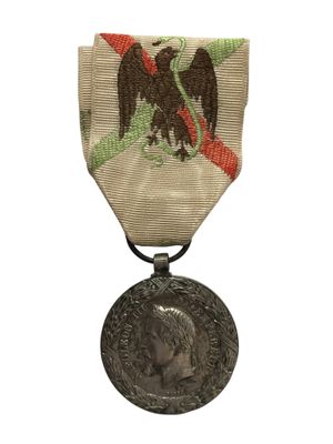 une vieille médaille sur laquelle figure un aigle, avec un ruban autour du cou