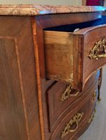 COMMODE en bois de placage et marqueterie ouvrant par trois … (photo 3)