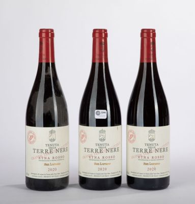 trois bouteilles de vin rouge posées sur une table blanche