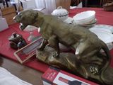 une statue représentant un chien assis sur une table